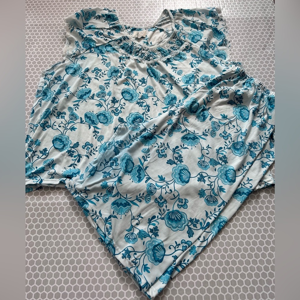 Jeffrico Intimates Floral Blue & White Pajama Lounge Set

Size 3X